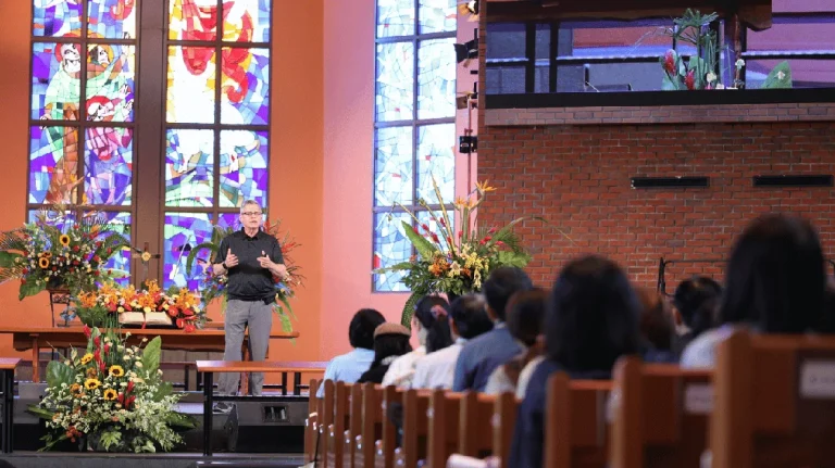 Speaker Presenting at the D6 Family Ministry Conference